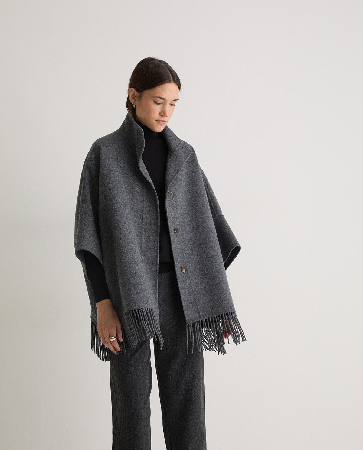 Capa con flecos hecha a mano en mezcla de lana - DISPONIBLE EN NEGRO
