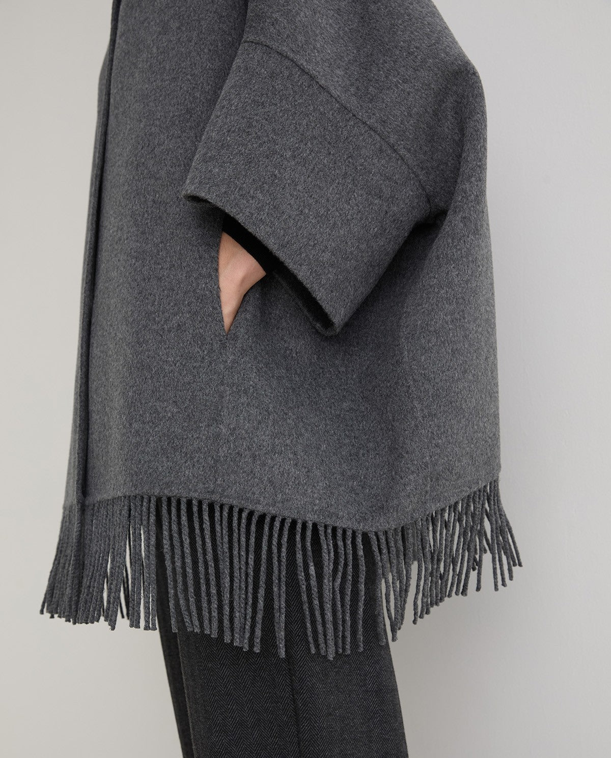 Capa con flecos hecha a mano en mezcla de lana - DISPONIBLE EN NEGRO