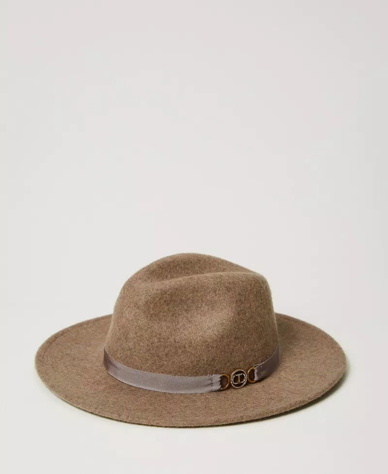 Gorro de paño de lana con T ovalada
