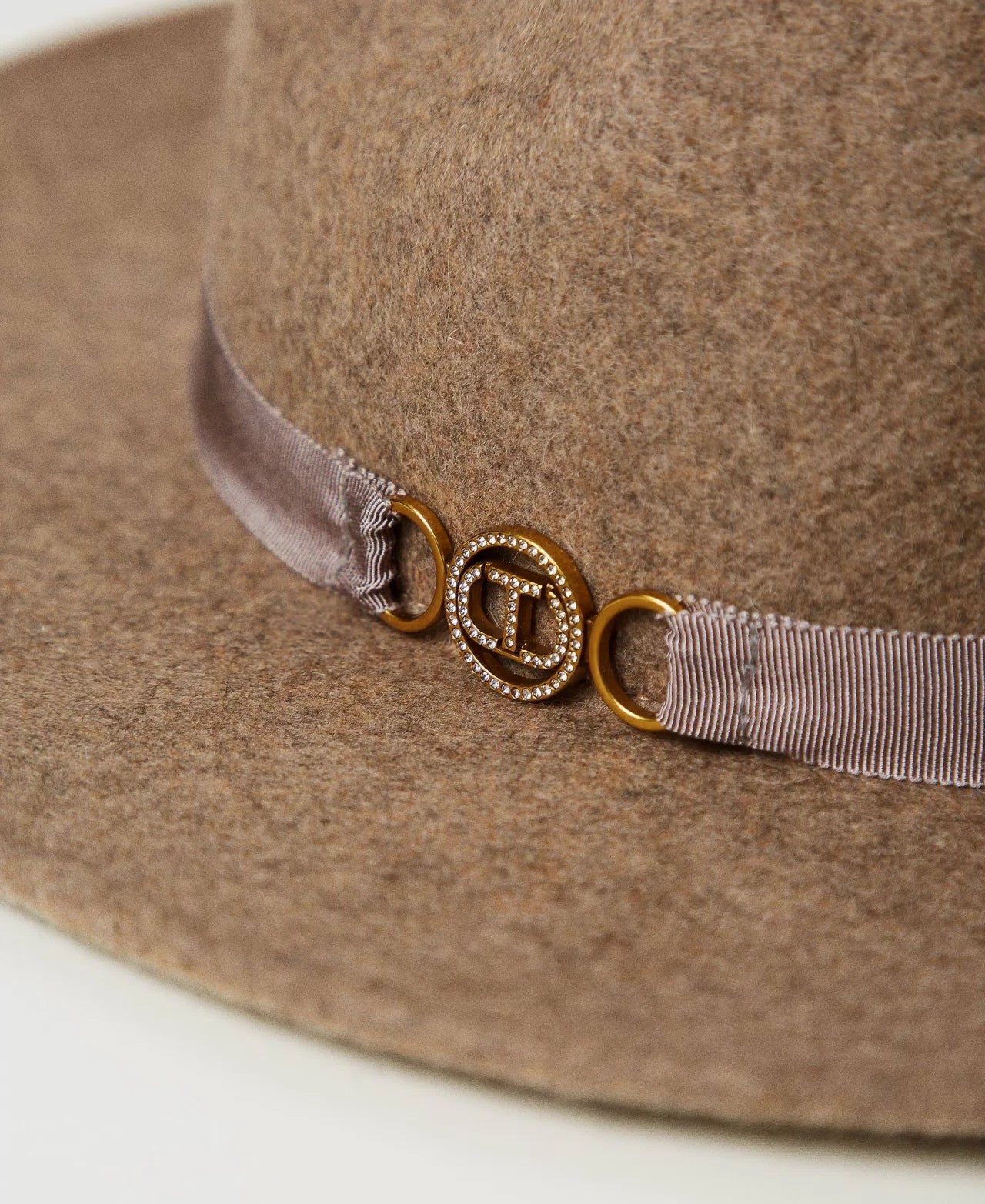 Gorro de paño de lana con T ovalada