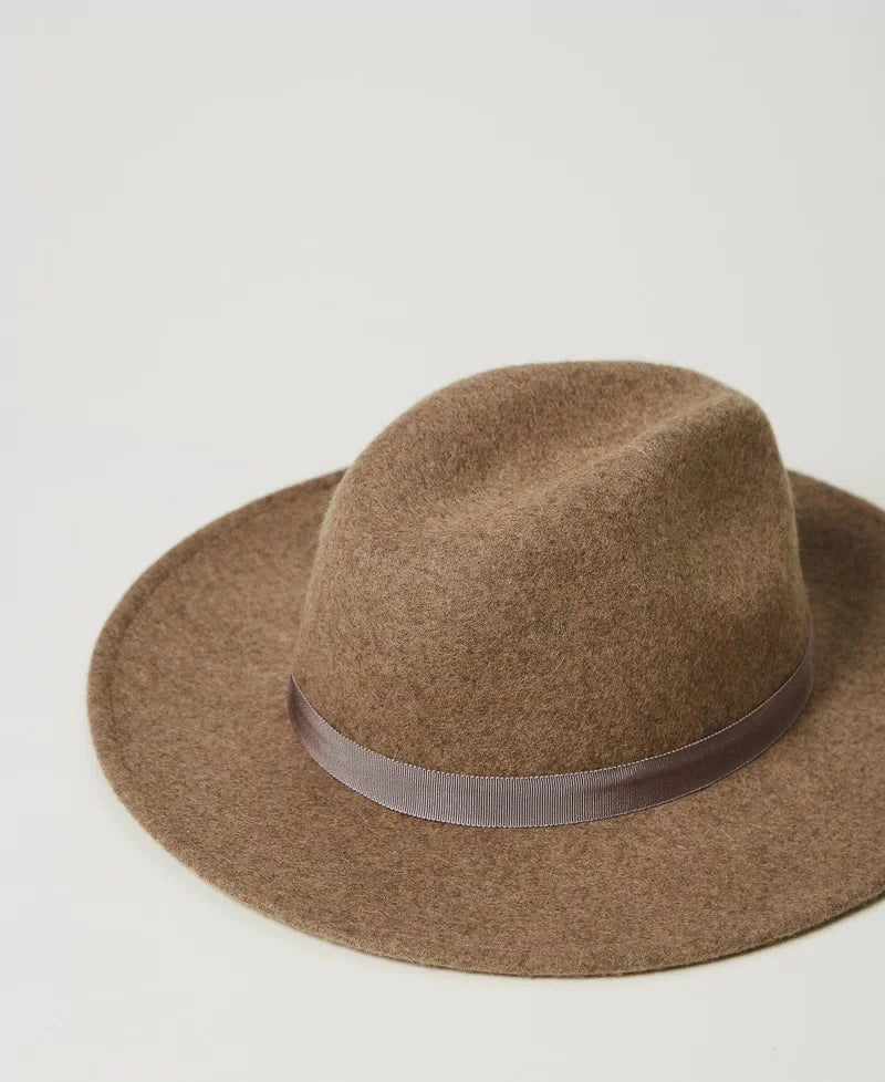 Gorro de paño de lana con T ovalada