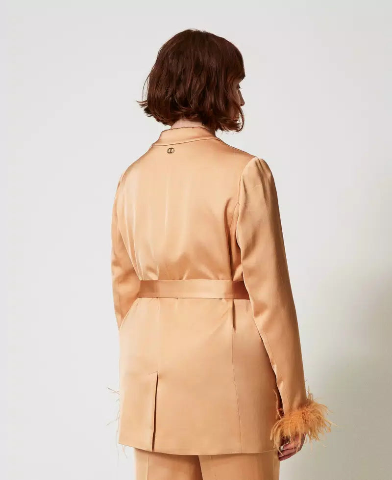 Blazer de satén con plumas