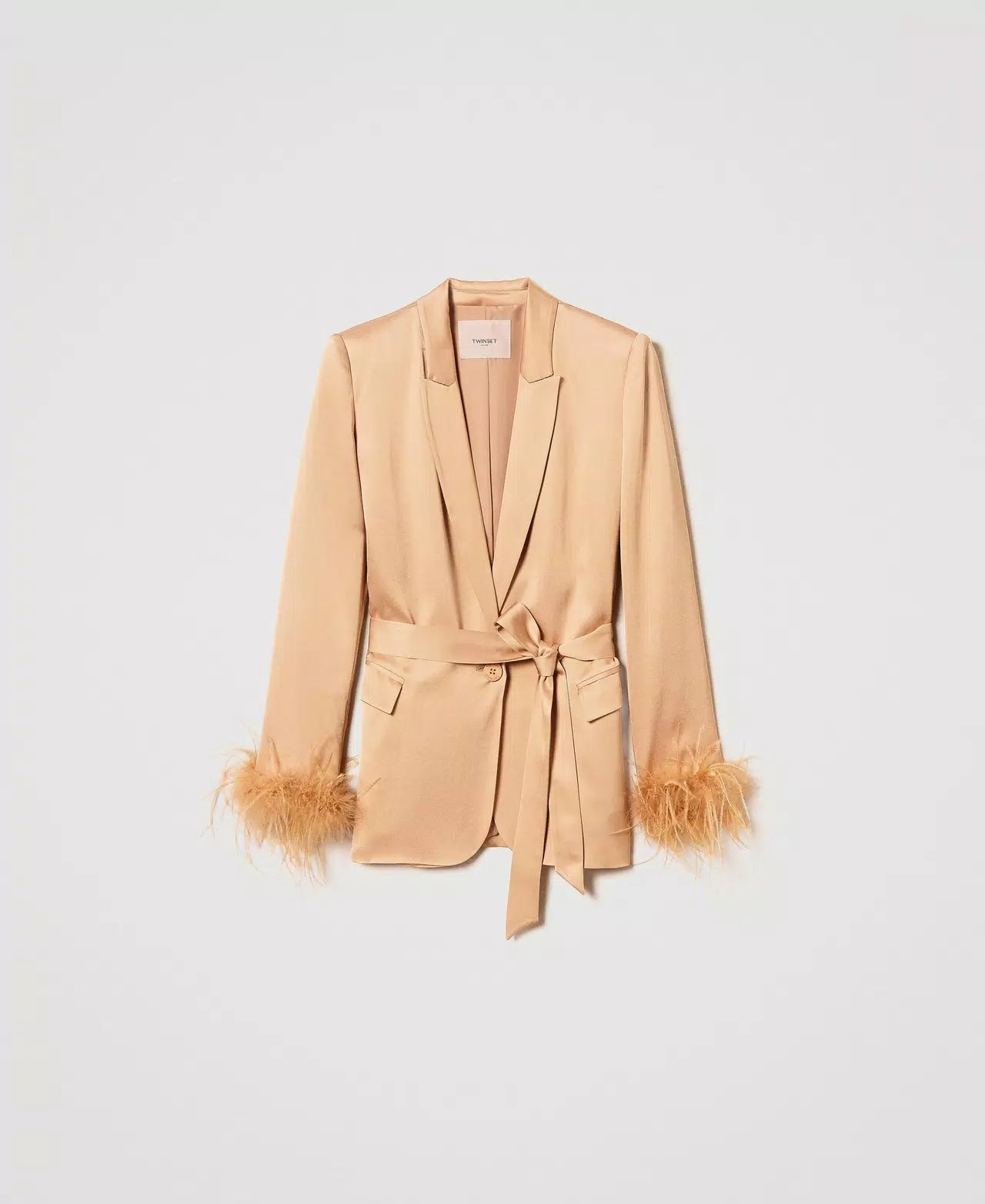 Blazer de satén con plumas