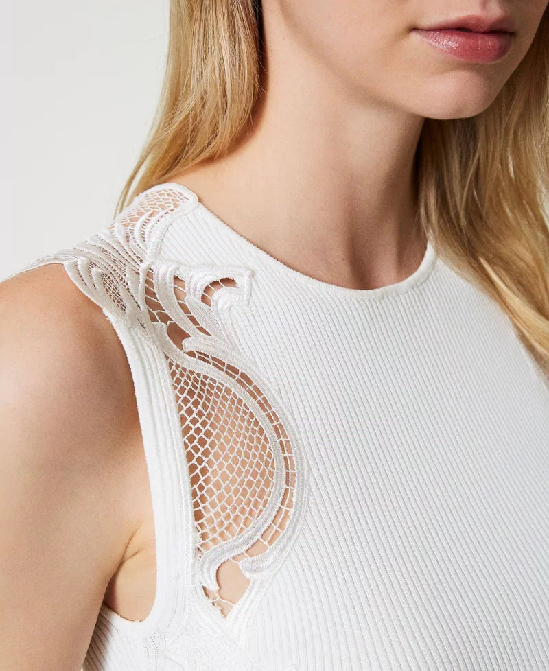 Top de punto con encaje