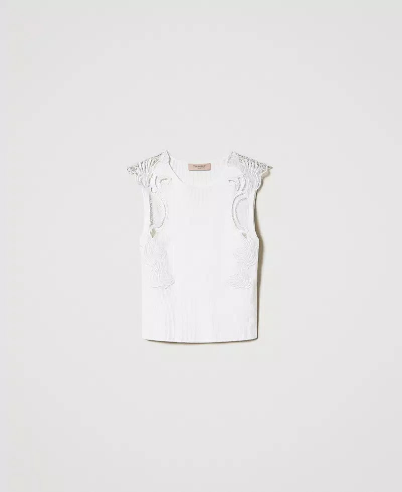 Top de punto con encaje