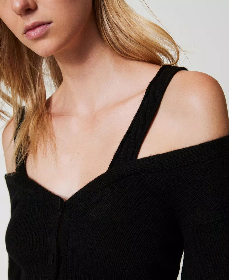 Cardigan with cable knit pattern