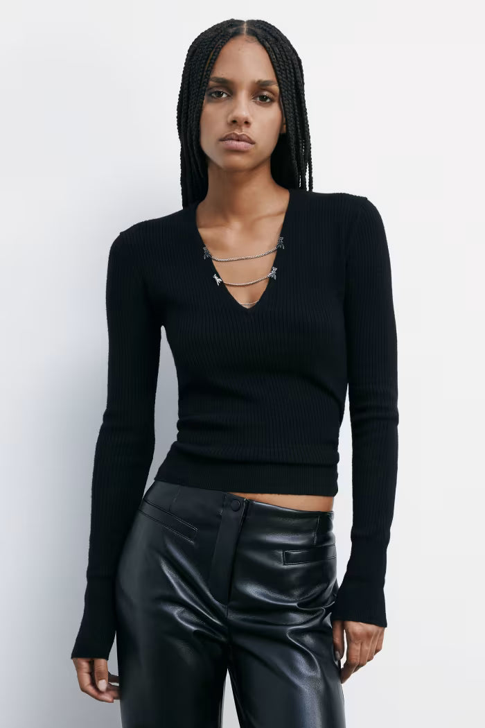 Fitted sweater with chains