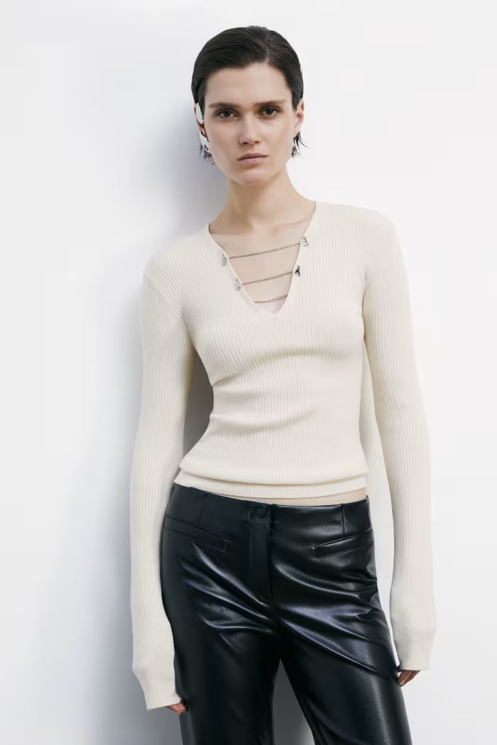 Fitted sweater with chains