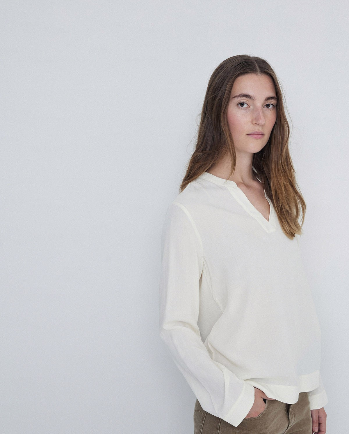 Blusa de satén con escote en pico color crudo