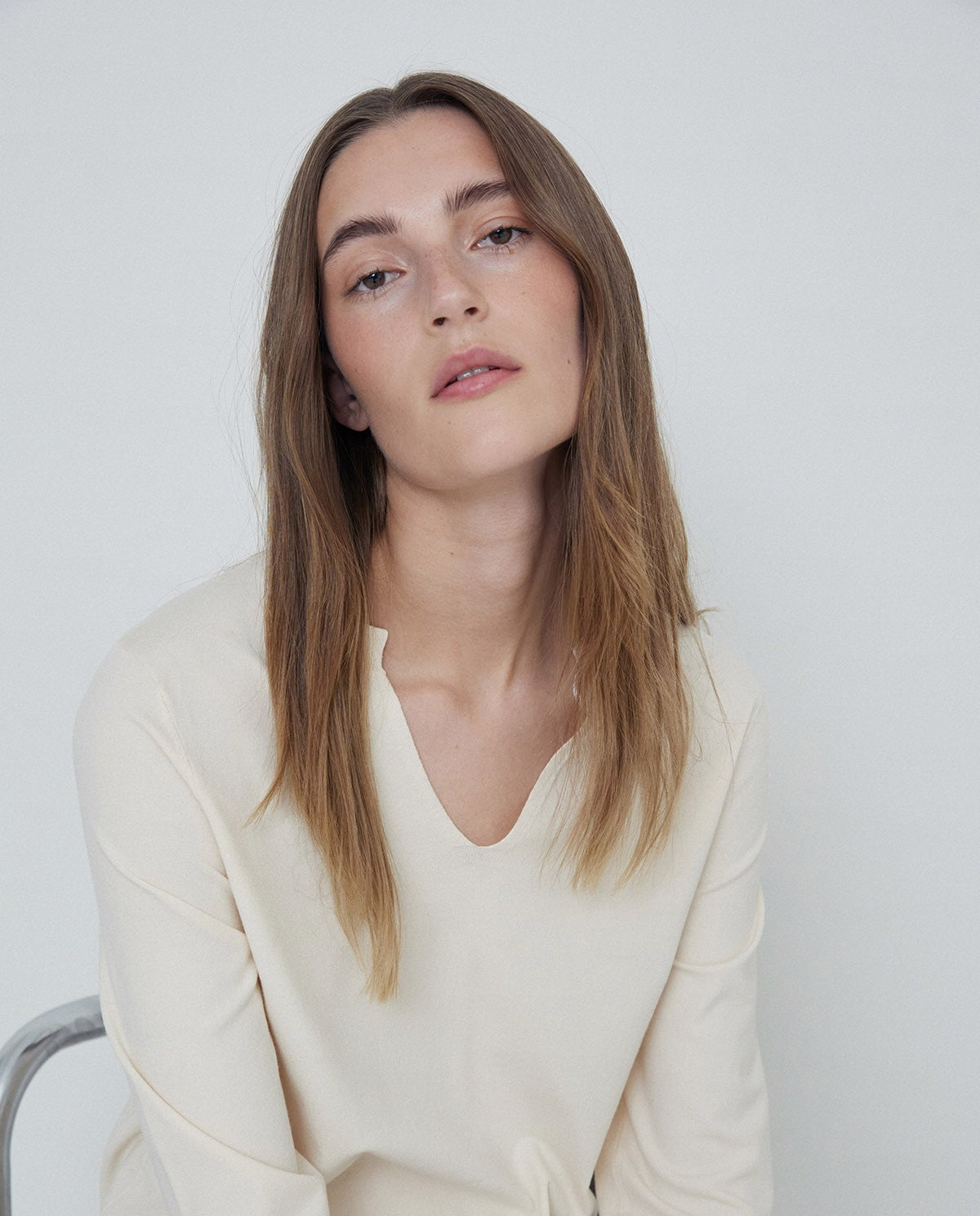 Jersey de viscosa con escote en pico color crudo