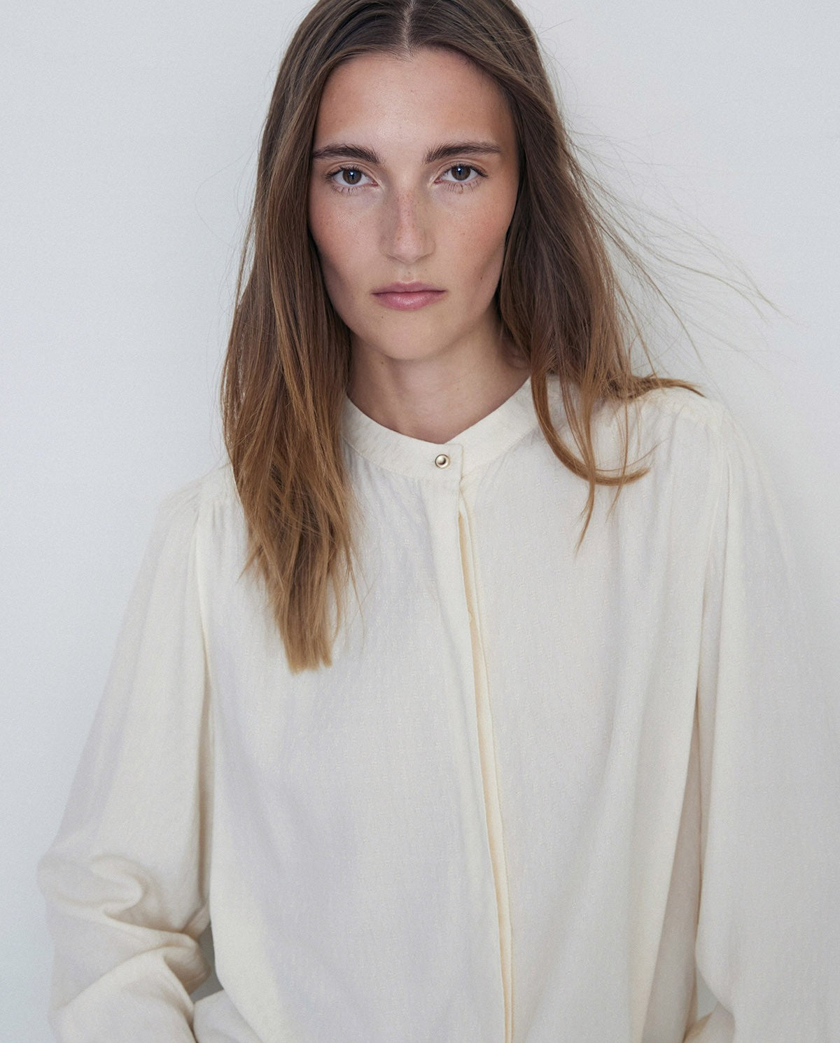 Camisa fluida de cuello mao en color crudo