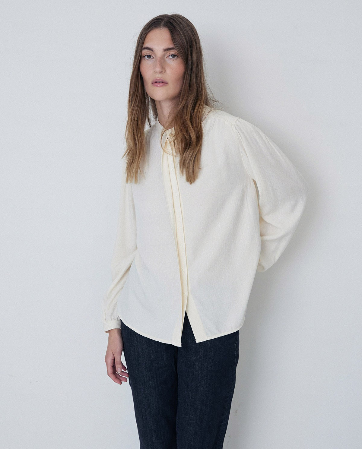 Camisa fluida de cuello mao en color crudo