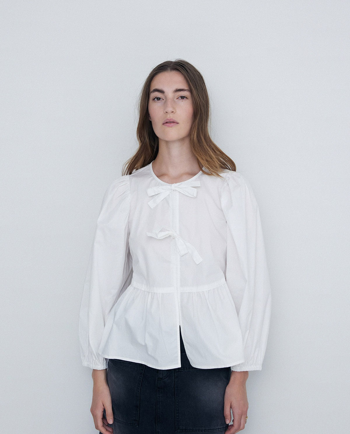 Camisa de algodón orgánico con lazo blanco