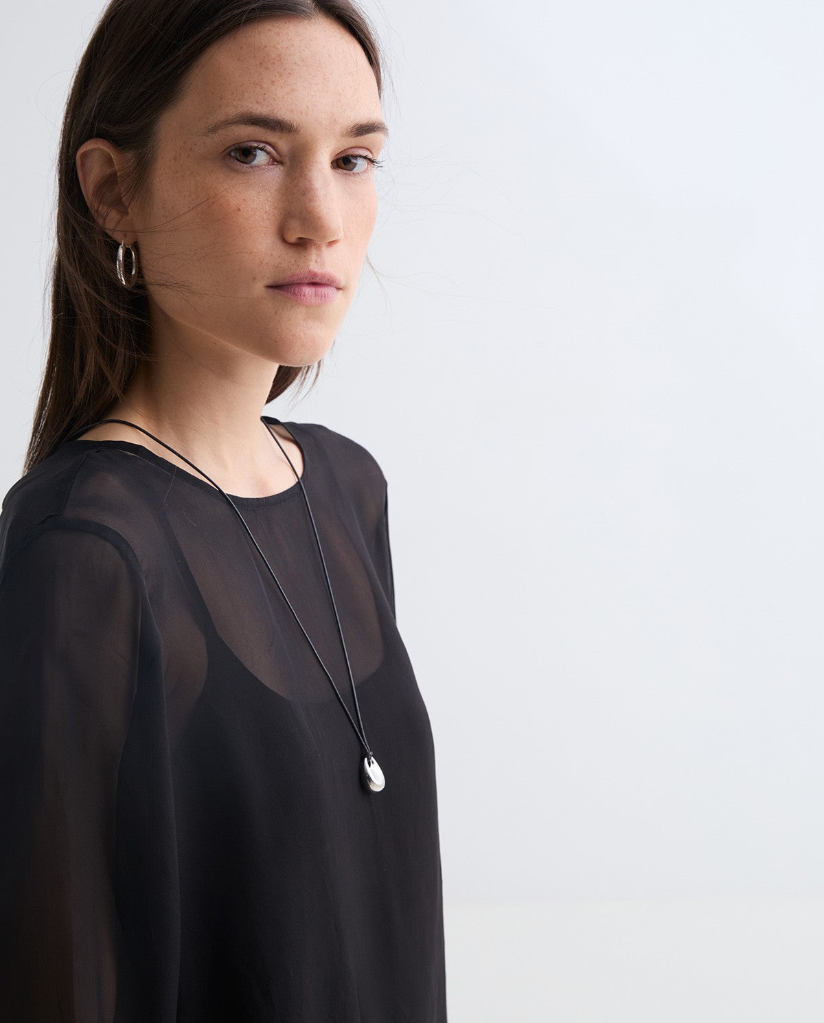 blusa de organza negra transparente