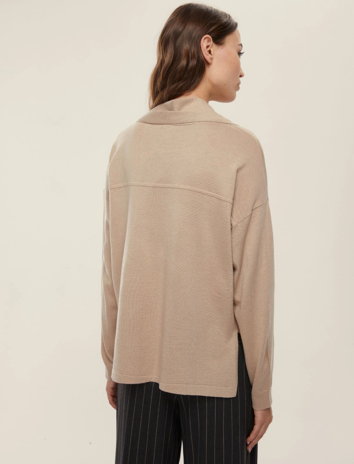 Suéter oversize con detalle de bufanda