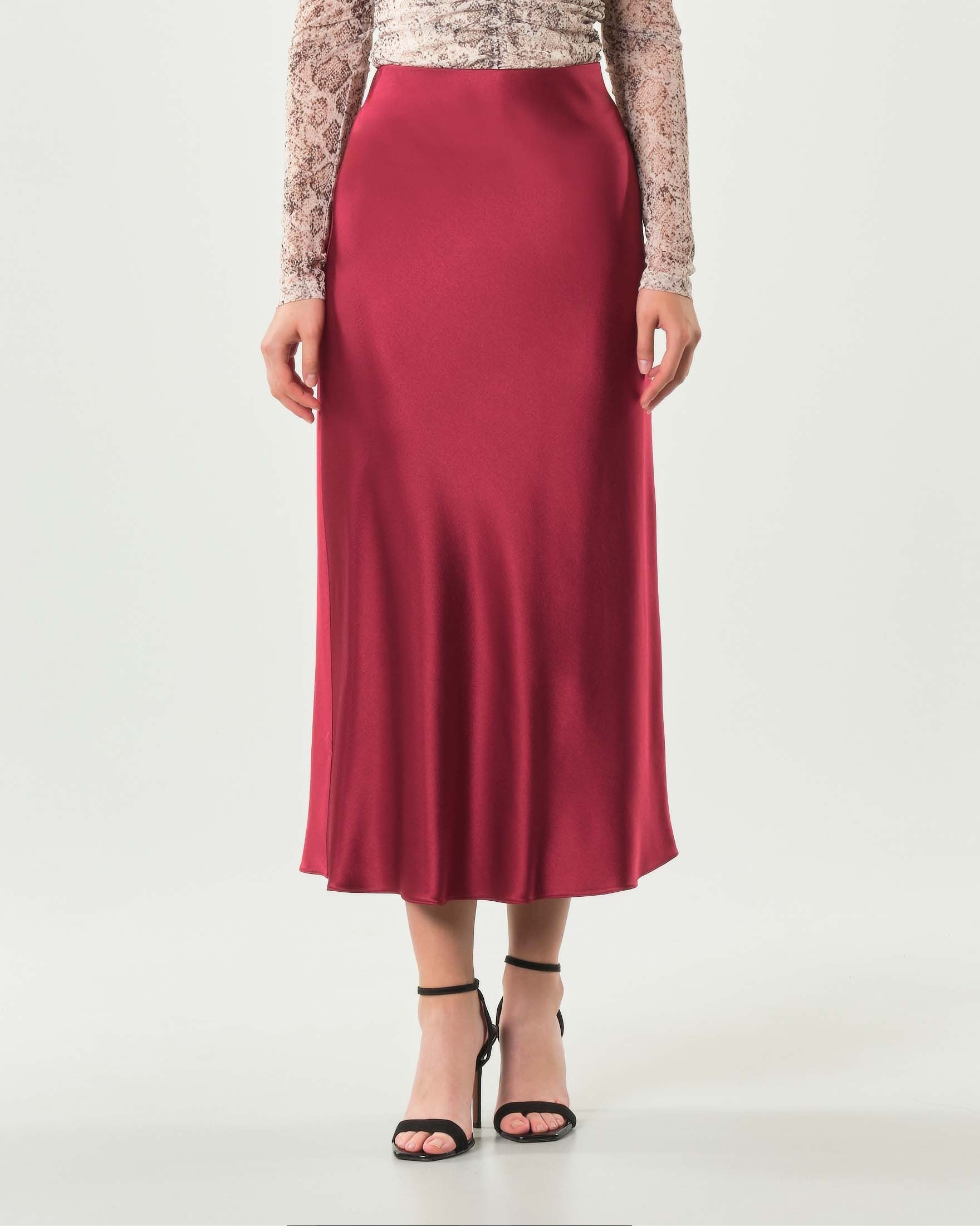 falda de satén burdeos