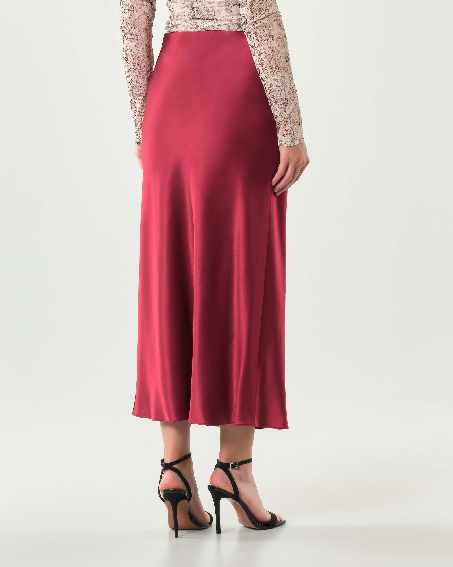 falda de satén burdeos