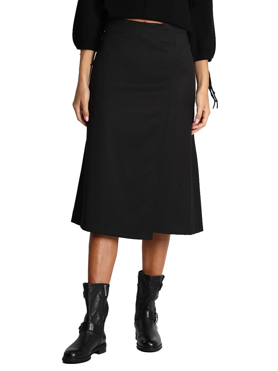 Falda negra con abertura